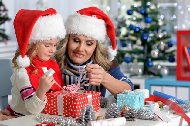 Portret van volwassen vrouw en kindmeisje die Kerstmis vieren