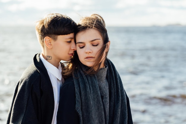 Portret van vrienden met de zee op de achtergrond
