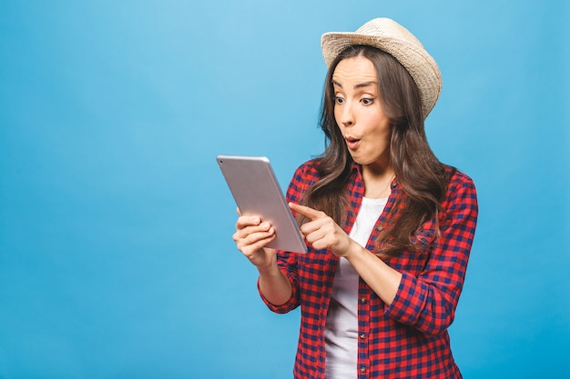 Portret van vrij charmante zelfverzekerde glimlachende vrouw in casual en strooien hoed