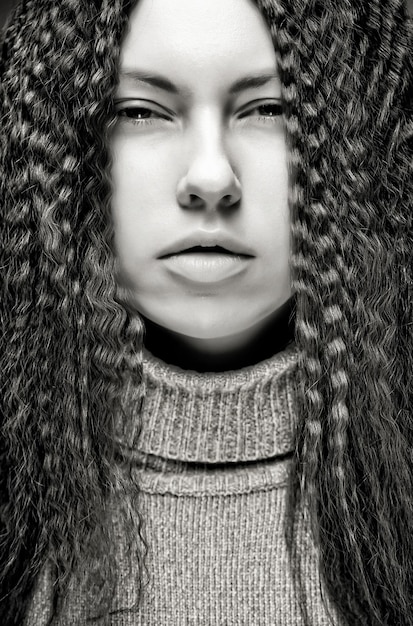 Portret van vrij jonge vrouw met krullend haar