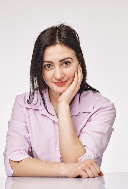 Portret van vrij sexy jonge vrouw die in bureau werkt