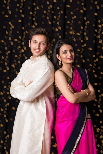 Portret van vrolijk jong Indisch paar in traditionele slijtage in Diwali