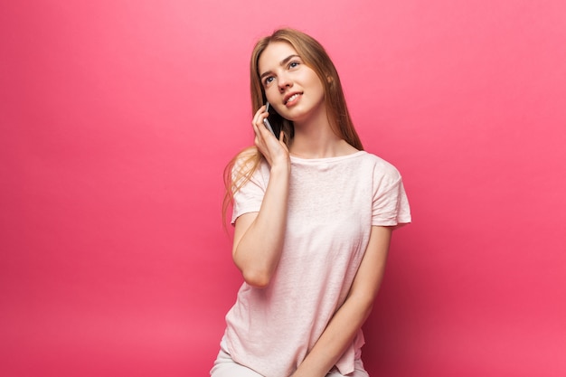 Portret van vrolijk mooi meisje praten over de telefoon, wegkijken