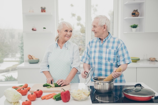 Portret van vrolijke echtgenoten koken