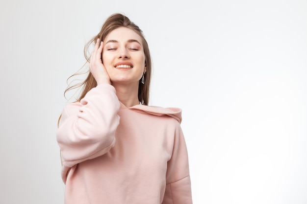 Portret van vrolijke emotionele blanke vrouw geïsoleerd op een witte achtergrond