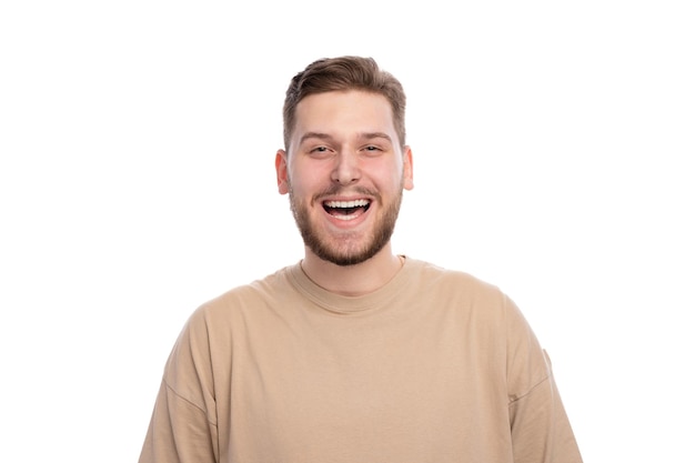 Portret van vrolijke jonge man