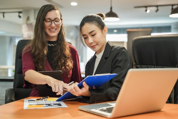 Portret van vrolijke jonge vrouw professioneel pratend zakelijke bijeenkomst succes werken pratend kijken computer technologie bezetting vergadering xA