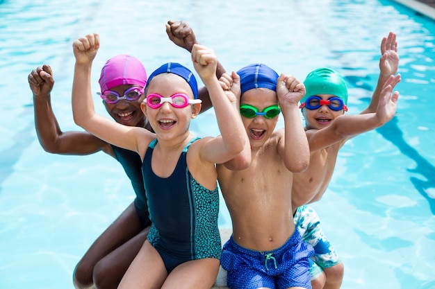 Portret van vrolijke kinderen die genieten bij het zwembad