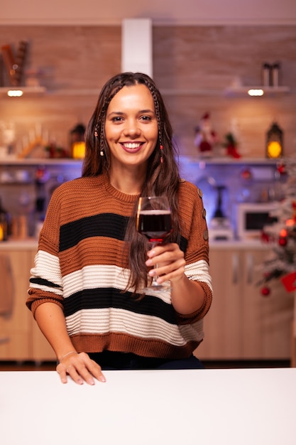 Foto portret van vrolijke vrouw met glas wijn