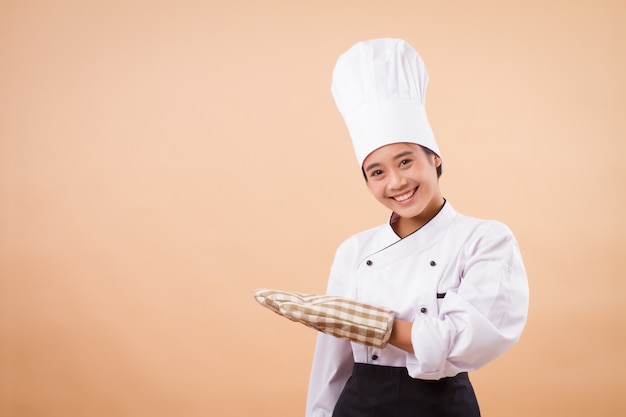 Portret van vrolijke vrouwelijke chef-kok