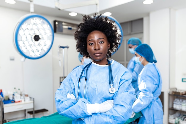 Portret van vrouw chirurg permanent in operatiekamer