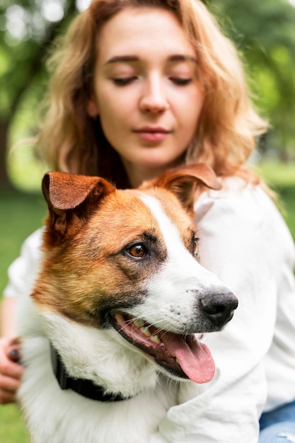 Foto portret van vrouw die haar beste vriend koestert