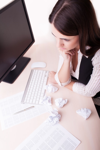 Portret van vrouw die in het bureau werkt