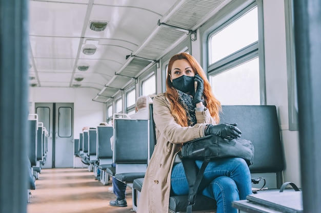 Portret van vrouw die medisch masker draagt