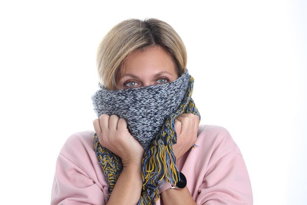 Portret van vrouw gewikkeld in gebreide sjaal die lijdt aan griep voelt zich slecht vangst koude loopneus