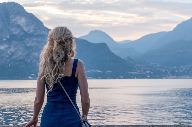 Portret van vrouw in blauwe kleding in bergen