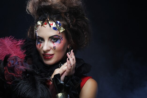 Portret van vrouw met artistieke make-up in blauwe rook