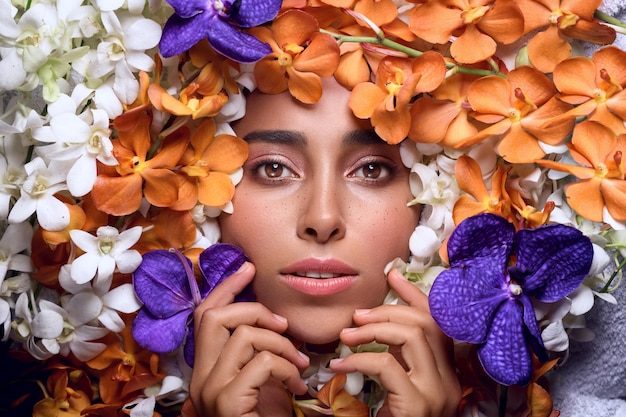 Portret van vrouw met bloemen