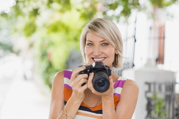 Portret van vrouw met camera