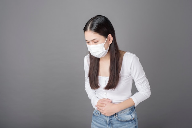 Portret van vrouw met chirurgisch masker in studio