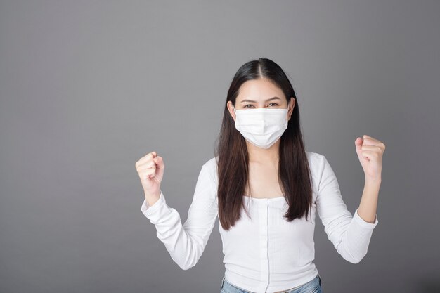 Portret van vrouw met chirurgisch masker in studio