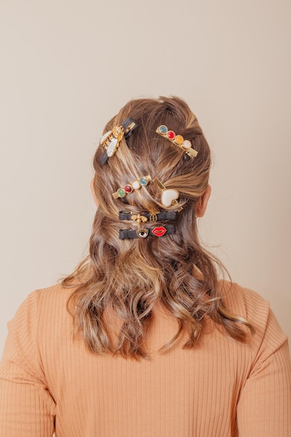 Foto portret van vrouw met clipon haaraccessoires op crème achtergrond herfst concept