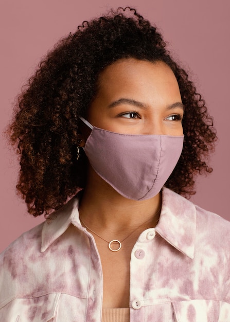 Foto portret van vrouw met gezichtsmasker