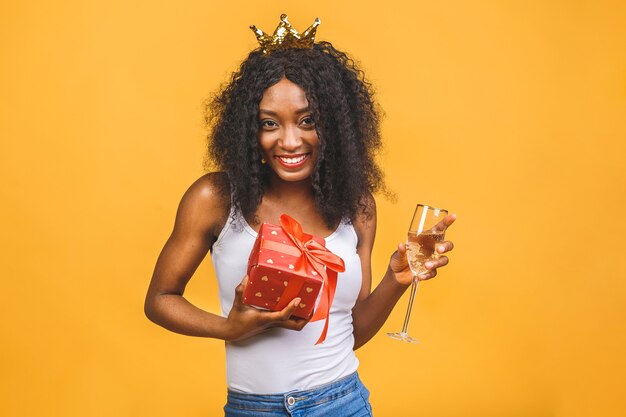 Portret van vrouw met glas champagne en gouden kroon