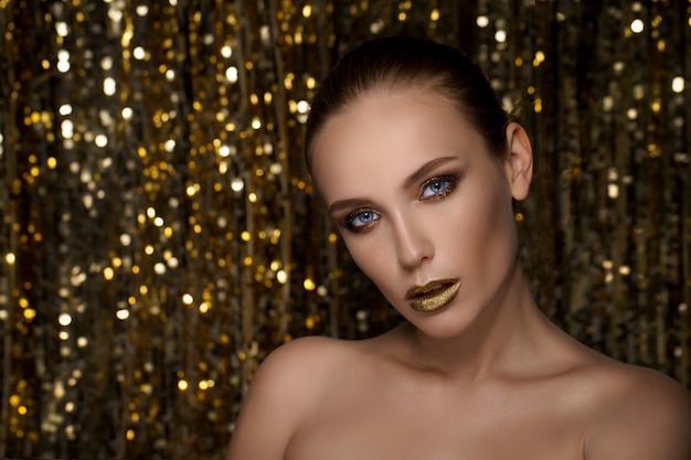 Portret van vrouw met gouden lippenstift