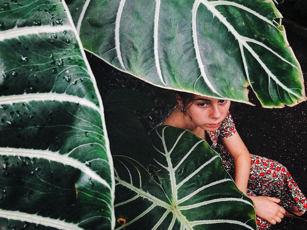 Foto portret van vrouw met groene bladeren