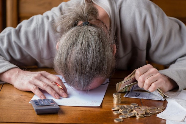 Foto portret van vrouw met handen op tafel