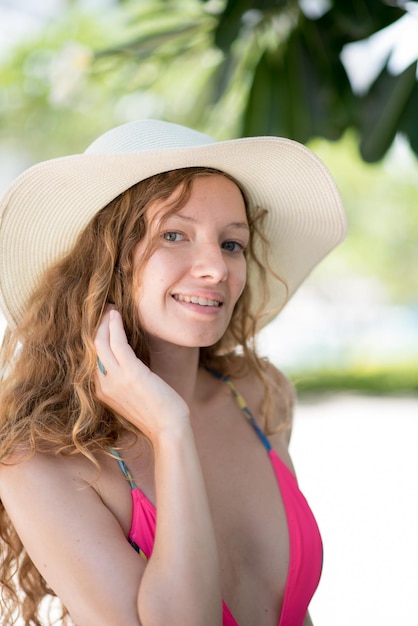 Portret van vrouw met hoed