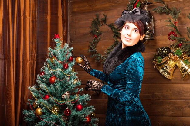 Foto portret van vrouw met kerstboom