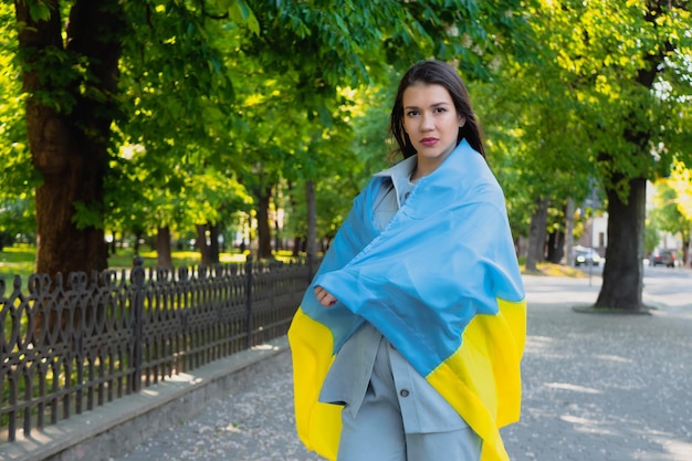 Foto portret van vrouw met oekraïense vlag rusland oekraïne conflict