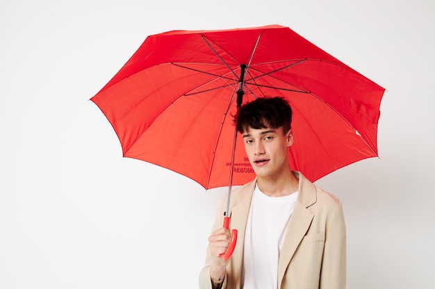 Portret van vrouw met paraplu op witte achtergrond