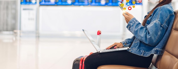 Portret van vrouw ontspannen gebruik digitale technologie sociale communicatie met smartphone. Jong Aziatisch meisje kijkt naar het scherm van de mobiele telefoon met pictogram online sociale media