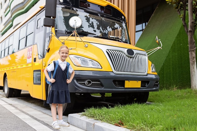 Portret van vrouw op gele wagen