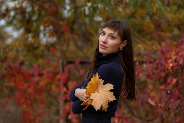 Portret van vrouw op gouden herfst natuur achtergrond