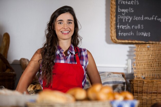 Portret van vrouwelijk personeel dat zich bij bakkerijsectie bevindt