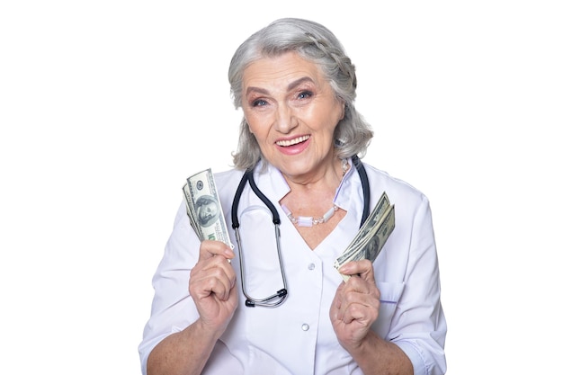 Portret van vrouwelijke arts die geldrekeningen houdt