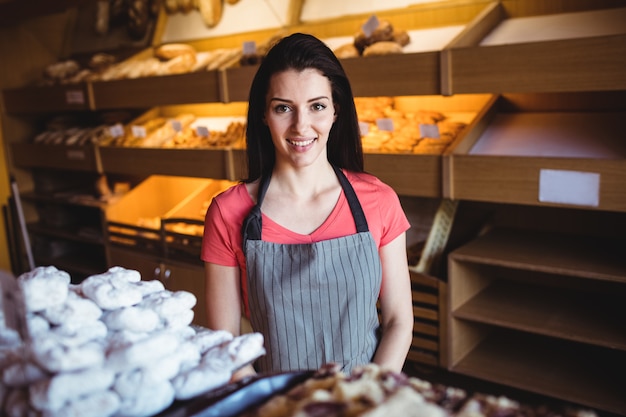 Portret van vrouwelijke bakker glimlachen