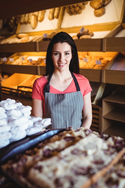 Portret van vrouwelijke bakker glimlachen