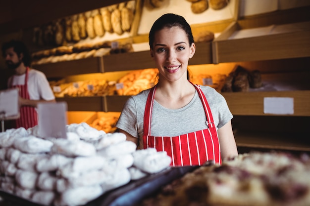 Portret van vrouwelijke bakker glimlachen