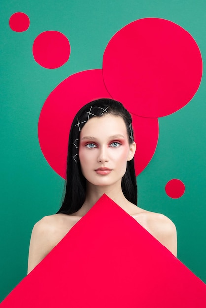 Portret van vrouwelijke mannequin met geometrie cirkel op studio achtergrond Mooie vrouw met trendy make-up en goed onderhouden huid Levendige stijl schoonheid concept