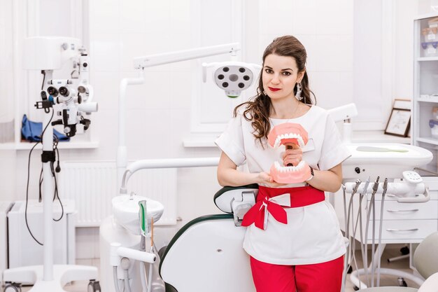 Portret van vrouwelijke tandarts in een moderne kliniek