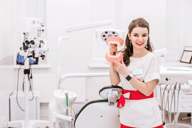 Portret van vrouwelijke tandarts in een moderne kliniek