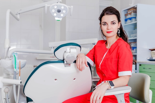 Portret van vrouwelijke tandarts in een moderne kliniek