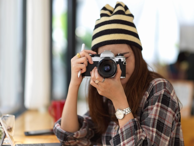 Portret van vrouwelijke tiener die foto met digitale camera neemt