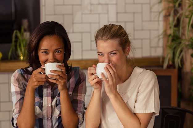 Foto portret van vrouwelijke vrienden die koffie hebben