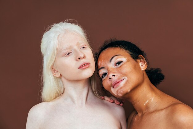 Foto portret van vrouwen tegen een gekleurde achtergrond